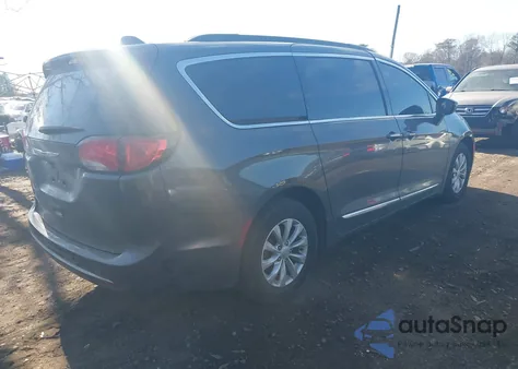 2017 Chrysler Pacifica Touring-L z USA, uszkodzony, nr VIN 2C4RC1BG6HR805243
